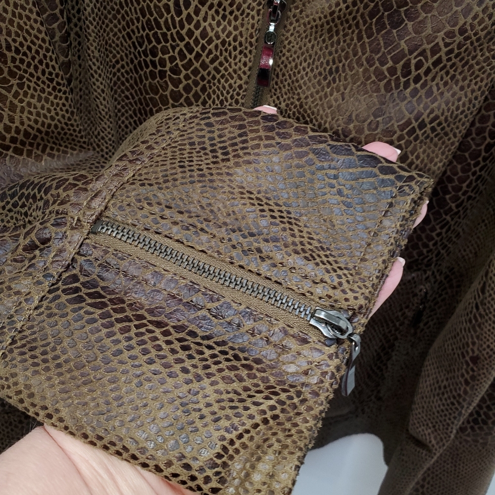 Dialogue Snake Embossed Jacket - Picture 4 of 7